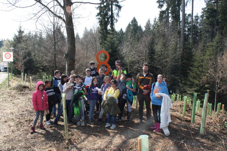 Antonio – Huber – Schule pflanzt 160 Bäume